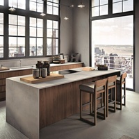 Meuble de cuisine en bois sur mesure avec grand îlot, armoires de cuisine modernes de style industriel pour la rénovation d'appartements