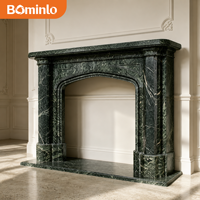 Cheminée en marbre vert, pilier octogonal, design arche Tudor, pierre rare polie pour projet d'aménagement intérieur de luxe pour hôtel, club, villa