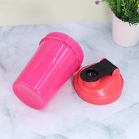Shaker personnalisé en plastique sans BPA pour protéines en poudre, réutilisable et écologique, idéal pour la gym et le camping, avec maille de qualité alimentaire