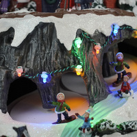 Nouveauté : Village de Noël en plastique avec train rotatif et patineurs mobiles, éclairage LED et musique, adaptateur inclus