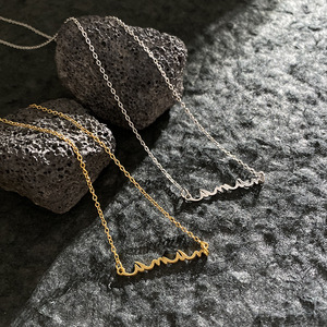 Collana Minimalista con Scritta MAMA in Minuscolo - Catena per Clavicola in Acciaio Inossidabile Placcato Oro 18K - Regalo Trendy per la Festa della Mamma - Product Image 3