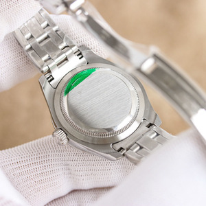 Fabriqué en acier inoxydable 904L, équipé d'un mouvement mécanique automatique et doté d'un double système d'étanchéité. Montre pour femmes - Product Image 6