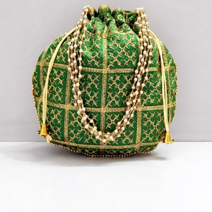 Sac Potli Vert Brodé à la Main, Pochette Traditionnelle Indienne pour Mariage, Cadeau de Mariée, Accessoire de Fête Ethnique Festif Perlé - Product Image 1