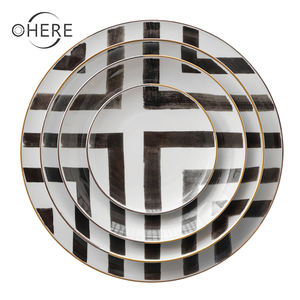 Ensemble <span class=keywords><strong>de</strong></span> dîner en porcelaine osseuse classique Crossroads utilisé pour <span class=keywords><strong>la</strong></span> <span class=keywords><strong>vaisselle</strong></span> <span class=keywords><strong>de</strong></span> restaurant Plats à bordure dorée Assiette à dîner en porcelaine fine réutilisable - Product Image 1