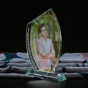Vente en gros d'usine, cadre photo 3D en cristal fait main, écologique, impression UV personnalisée, gravure laser, trophées en verre, récompenses de mariage - Product Image 1
