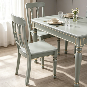 Chaise traditionnelle en bois massif à dossier croisé, vert sauge avec accents dorés, meubles de salle à manger - Product Image 4