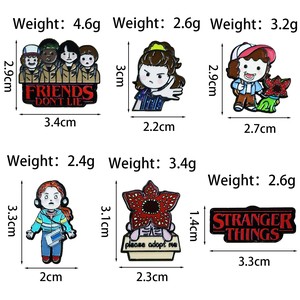 Badge Creativo per Merchandising Cinematografico e Televisivo con Testo 'FRIENDS DON'T LIE', Cartone Animato, Crisantemo, Mostro, Straniero - Product Image 4