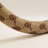 Housse de volant monogramme lettre D en cuir PVC gris clair 1,1 mm texture tissée fine, accessoires intérieurs de voiture minimalistes