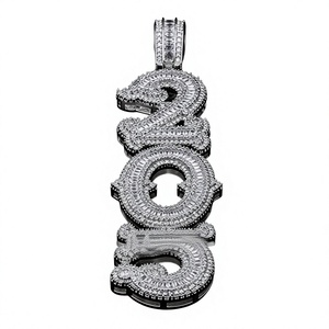 Orelia Iuxe Oreliya 97 2015 Colgante Clásico de Moissanita con Corte Baguette, Letra Brillante, Chapado en Plata de Ley 925 - Product Image 2