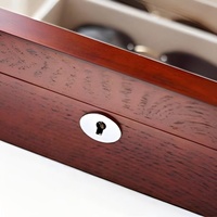 Étui rigide pour lunettes en bois carré, certifié Global Recycled Standard, offre une protection aux lunettes et présente les lunettes clairement