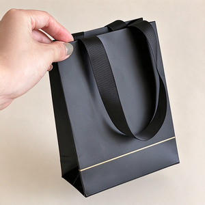 Bolsa de Regalo para Joyería con Logotipo Personalizado, Estampado en Caliente y Asa de Satén - Empaque de Papel Kraft Negro con Laminado Mate, Venta al Por Mayor OEM - Product Image 2