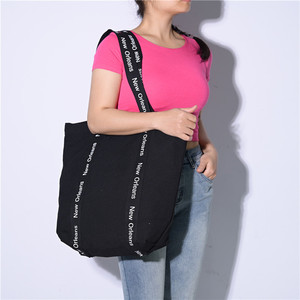 Bolso Tote de compras de Fin de Semana Grande de gran tamaño para mujer, logotipo personalizado, lona negra, algodón, patrón de letras a la moda - Product Image 2