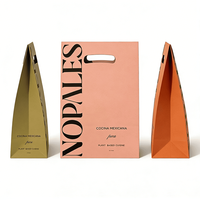 Sacs en papier personnalisés avec poignée découpée et logo imprimé en typographie audacieuse pour l'emballage de marchandises de marque alimentaire et de plats à emporter de restaurant