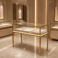 Vitrine à bijoux sur pied haut de gamme couleur or champagne, style musée moderne avec éclairage LED et dessus en verre verrouillable