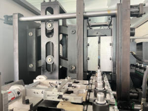 Máquina Sopladora Automática para Botellas de PET/PP HY-S2, Económica, de 2 Cavidades, Alimentación Manual, Control por PLC, Bomba de Motor, Alta Precisión - Product Image 5