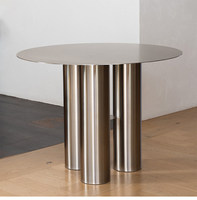 Table à manger minimaliste de style italien en acier inoxydable, modèle inspiré des designers, luxe discret, pieds à trois colonnes, ambiance haut de gamme