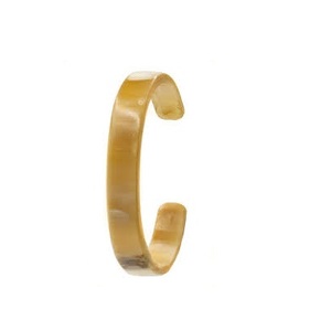 Brazalete de Cuerno Negro Natural de la Mejor Calidad, Diseño Elegante de Latón y Aretes de Cuerno Hechos a Mano, Producto en Venta - Product Image 2