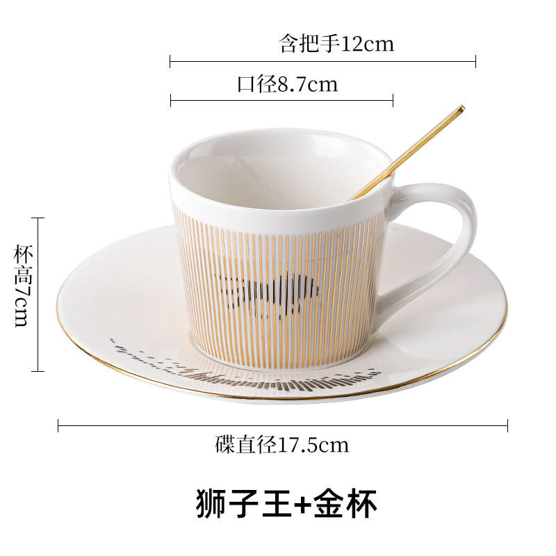 El Rey León con copa dorada - Embalaje de espuma - 1 taza, 1 plato, 1 cuchara.