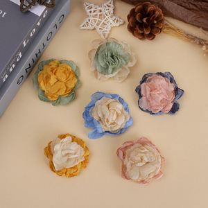 Flor de tela 3D de camelia bicolor de gasa de 5.5 cm para bricolaje, pendientes, ropa, zapatos, bolsos, accesorios decorativos - Product Image 1
