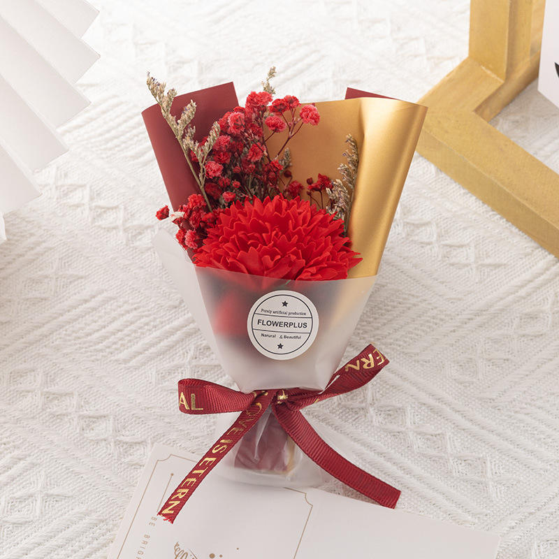 ช่อเล็กๆของดอกคาร์เนชั่นสีแดง