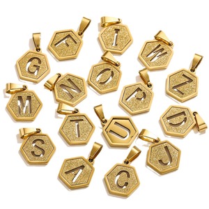 Amuleto con Letras del Alfabeto Hexagonales |   Colgante de Letra Inicial Recortada con Brillo, Chapado en Oro PVD de 18K sobre Acero Inoxidable |   Hipoalergénico, Impermeable - Product Image 5