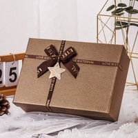 Elegante, stevige cadeaudoos van bruin gestructureerd papier met gouden folie lint en strik voor verjaardag, Valentijnsdag, bruiloft en cadeauverpakkingen.