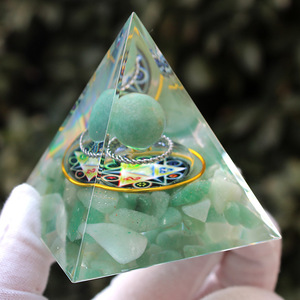 Pyramide en résine époxy avec paillettes de cristal, ornement de bureau, aventurine verte, décoration Feng Shui pour la maison, cadeau - Product Image 2