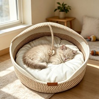 Lit pour animaux semi-fermé en coton tressé respirant avec toit, color-block, avec boule en peluche et clochette amusantes pour chat, amovibles