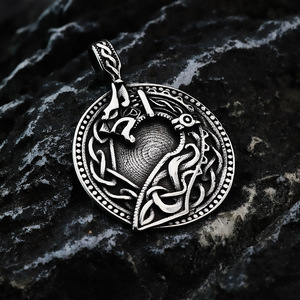 Yunnique – collier avec pendentif loup celtique Viking en acier inoxydable pour hommes, design asymétrique, bijoux cadeau - Product Image 1