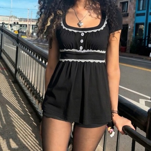 เสื้อยืดแขนสั้นสีดำสำหรับผู้หญิง แต่งขอบลูกไม้สีขาว คอเหลี่ยมหวาน ติดกระดุมด้านหน้า ทรงเอไลน์ สไตล์วินเทจ Y2K เสื้อลำลอง - Product Image 3