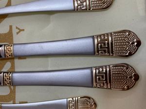 ชุดช้อนส้อมมีดสแตนเลสคุณภาพสูงสีทองสำหรับงานแต่งงาน พร้อมกล่อง - Product Image 4