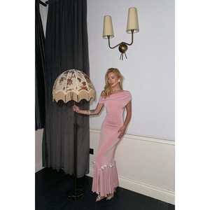 Robe de soirée rose basique avec détail volanté - Product Image 3