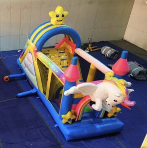 Château gonflable licorne avec toboggan - Aire de jeux aquatique pour enfants pour fête de jardin - Product Image 1