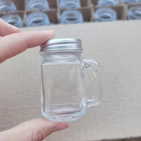 Jarra de Vidrio Pequeña de 120 ml (4 oz) con Asa y Tapa Metálica Plateada, para Sal, Pimienta, Café, Vodka o como Vaso para Shots