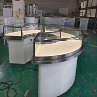 Vitrine de présentation de bijoux incurvée en forme de C sur mesure, comptoir rond pour bijoux avec éclairage LED, armoire sur mesure en acier inoxydable doré
