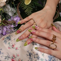 Ongles à presser en acrylique dégradé vert lime, décorations 3D de fleurs roses simulées, papillons scintillants, perles et strass verts, forme amande