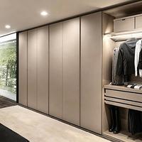 Dressing moderne sur mesure, armoire minimaliste sans poignées avec éclairage LED, mobilier sur mesure pour toute la maison, pour villa