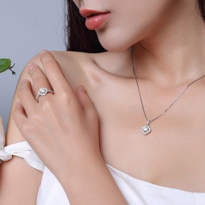 Set di Gioielli a Forma di Quadrifoglio per Donne, Collana e Orecchini Semplici per Uso Quotidiano, Accessori Moda - Product Image 1