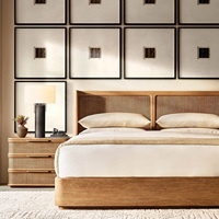 Lit king-size Rhoohill personnalisé de style américain, mobilier de chambre vintage, cadre en chêne blanc, tête de lit avec panneaux en rotin tressé, lit queen-size