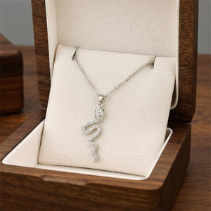 La nuova collana in acciaio al titanio con pendente a forma di serpente è un design di alta gamma per le donne. È versatile e ha uno stile freddo. - Product Image 3