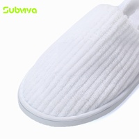 Chaussons de spa premium en polaire corail rayée avec bride à la cheville et semelle EVA, jetables, pour invités d'hôtels, spas et complexes hôteliers