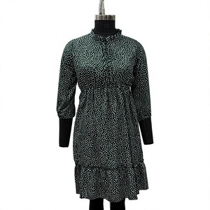 Vestido midi verde con lunares, corte en A, cuello mandarín, manga tres cuartos, dobladillo con volantes, estilo casual, holgado, de algodón tejido. - Product Image 1