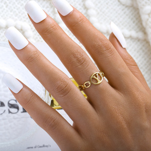 Anillo de Moda RisingMoon Chapado en Oro de 18K, Anillo con 26 Letras, Anillo Abierto Ajustable de Acero Inoxidable para Mujer y Hombre - Product Image 3