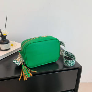 Venta al por mayor de moda Pu tejido bolsas de teléfono móvil con borlas de las mujeres bolsas de mensajero bolsos de hombro personalizados con correas ajustables - Product Image 4