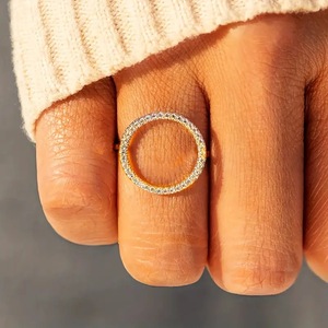 Anello rotondo cavo da donna con design geometrico semplice, adatto per l'uso quotidiano. - Product Image 1