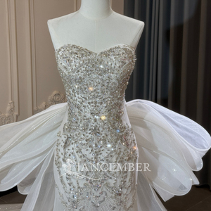 Robe de mariée sirène moderne Xs322 en organza sculptural, couleur ivoire, avec décolleté cœur, ornée de cristaux irisés et d'un nœud, modèle de luxe - Product Image 3