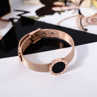 Gelang Jam Tangan Wanita Baja Titanium Berlapis Emas Kustom Roman Latar Belakang Hitam Tahan Minyak Anti Luntur Desain Sederhana