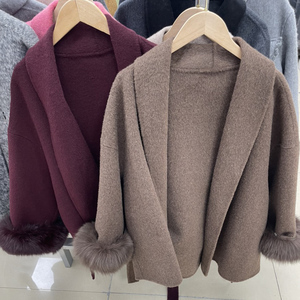 Cappotto Pregiato <span class=keywords><strong>in</strong></span> Vera <span class=keywords><strong>Lana</strong></span> Double-Face con Cintura e Pelliccia di Volpe, <span class=keywords><strong>Giacca</strong></span> Corta <span class=keywords><strong>in</strong></span> Cashmere dal Carattere Sofisticato con Polsini Rimovibili <span class=keywords><strong>da</strong></span> <span class=keywords><strong>Donna</strong></span> - Product Image 4