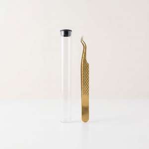 Pince à épiler courbée plaquée or avec pointe lisse et tube de rangement protecteur - Product Image 3