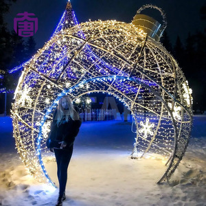 Arche lumineuse de Noël sphérique avec une forme 3D audacieuse pour une décoration de paysage festif saisissante - Product Image 2